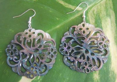 black mop lip earring carving