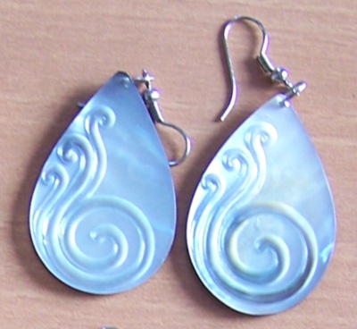 shel earring black