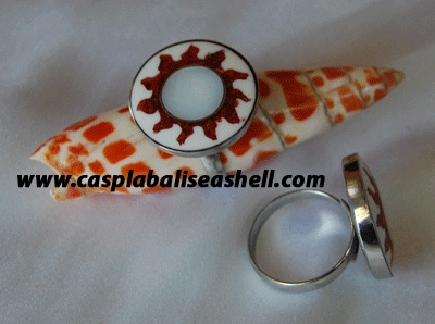 shell ring art with receine