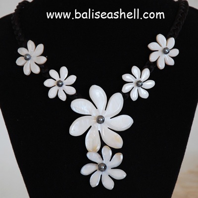 shell necklace with bead flower
