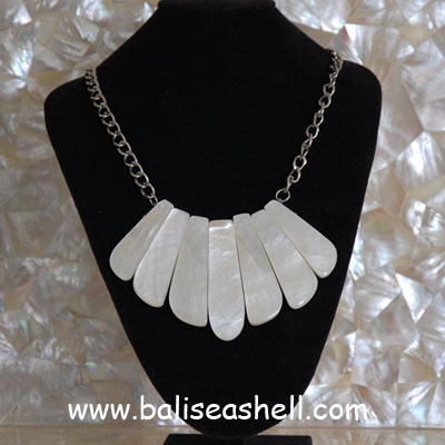 necklace with mother of pearl