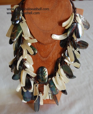 shell black pen with tectus necklace