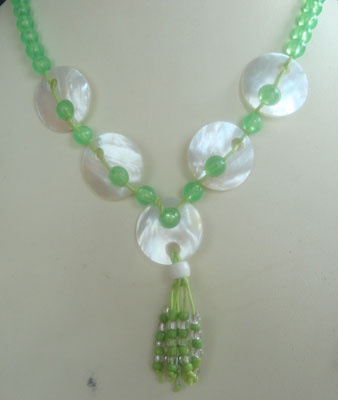 white mop shell necklace with bead