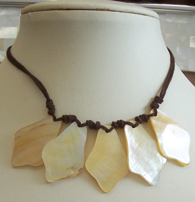 necklace shell with mop