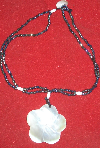 Mother of pearl necklace flower