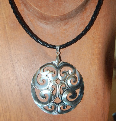 Black shell carved necklace