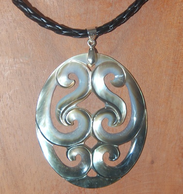 shell necklace carving art