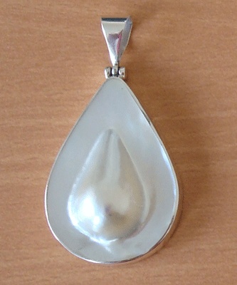 Pearl In Mop Pendant