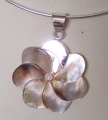 Mop Black Flower Pendants